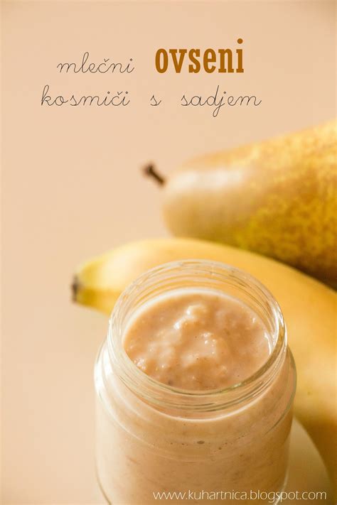 Nosečnica, ki zajtrkuje ovsene kosmiče s sadjem