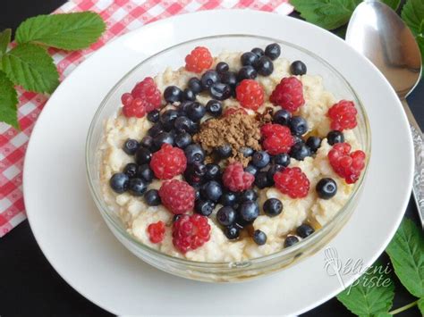 Sestavine za ovseno kašo: ovseni kosmiči, mleko, sadje, oreščki