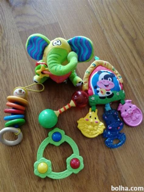 Zbirka različnih igrač in pripomočkov za dojenčke in otroke