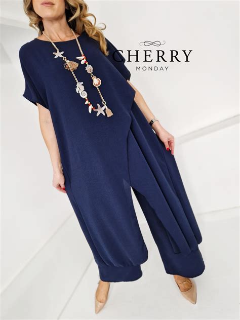 Primer kombinacije dolge tunike in oprijetih hlač, ki ustvarja vitkejši videz.