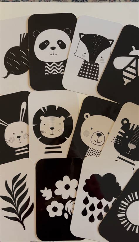 Dojenček v zibelki gleda kontrastne kartice