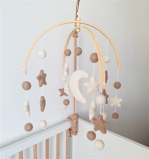 Mobilni vrtiljak s kontrastnimi podobami nad otroško posteljico