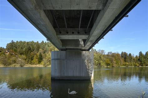 Simbolična upodobitev belega mostu čez grešne vode