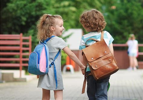Otrok in odrasli držita skupaj za roke