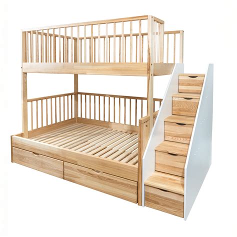 Otroški pograd s prostorom za shranjevanje pod stopnicami