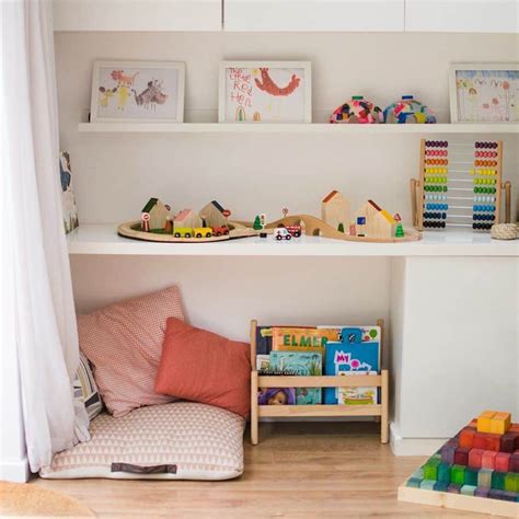 Otroka, ki si delita igralni kotiček v sobi