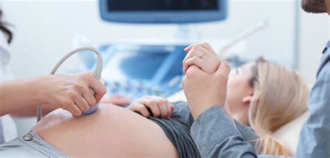 Ultrazvočni prikaz ploda med merjenjem nuhalne svetline