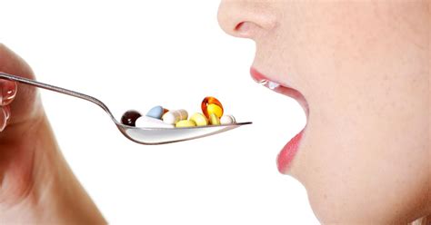 Gravidna ženska z vitaminskimi tabletami