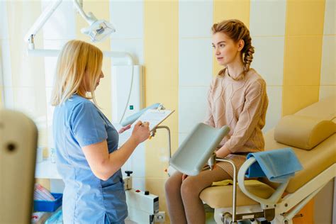 Ginekolog izvaja vaginalni pregled
