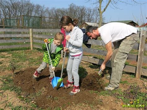 Družina Šmerc na vrtu