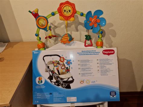 Igralni lok z igračkami na gugalniku Tiny Love