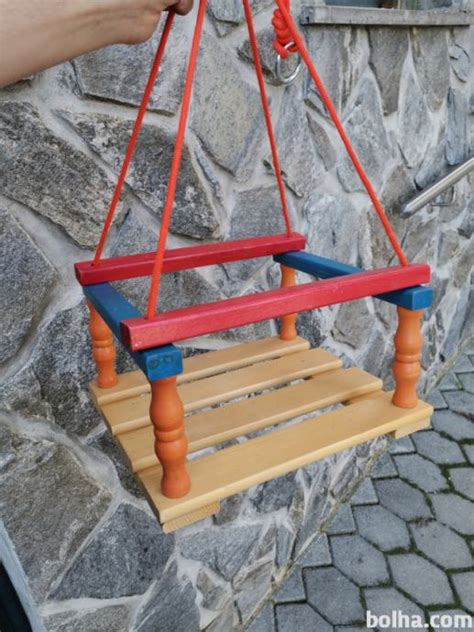 otroška lesena gugalnica na vrtu