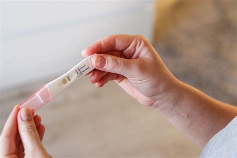 Slika testa nosečnosti s pozitivnim rezultatom.