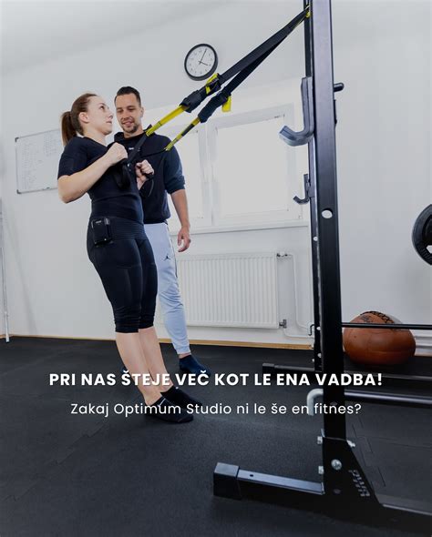Ženska izvaja jogo v studiu