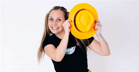 Tinkara Fortuna s svojo prvo avtorsko otroško pesmijo