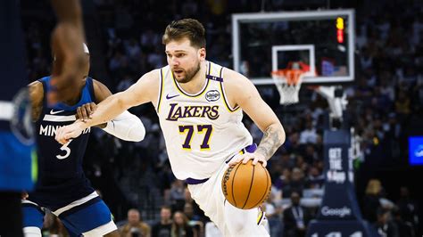 Luka Dončić drži novorojenčico Olivio