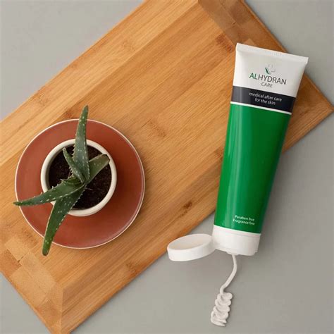 Ilustracija ženske, ki izvaja nežno masažo brazgotine po carskem rezu.