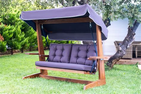 Elegantna vrtna gugalnica Nube v naravnem okolju