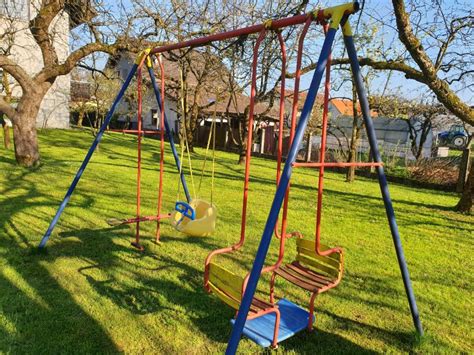 Detail okvirja vrtne gugalnice Nube s poudarkom na prašnem premazu