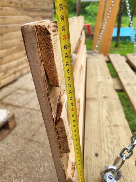 Primer vrtne gugalnice z lesenim sedežem iz palet