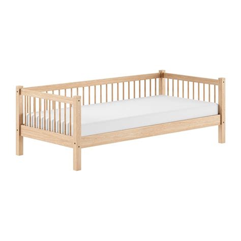 lesena otroška postelja v naravni barvi