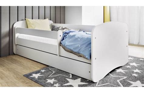 bela otroška postelja