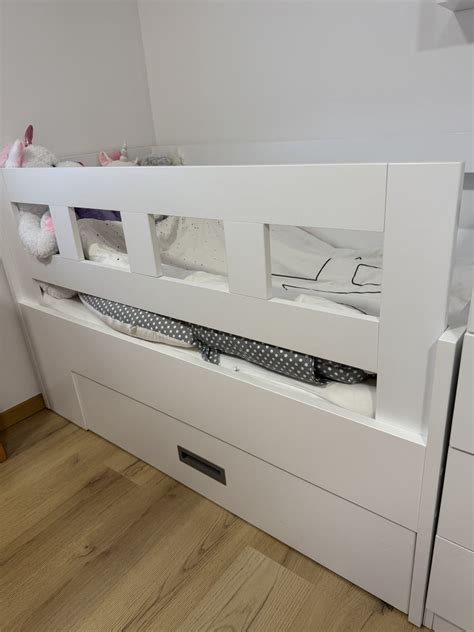 otroška postelja s predalom za shranjevanje