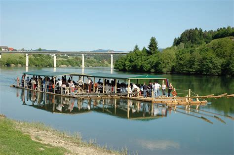 Ilustracija zgodovinskega splava na reki Dravi