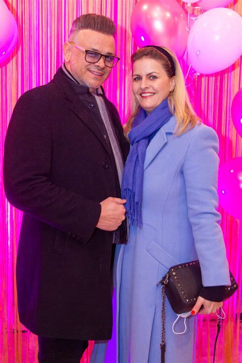 Ilustracija ženske, ki se sooča s strahom