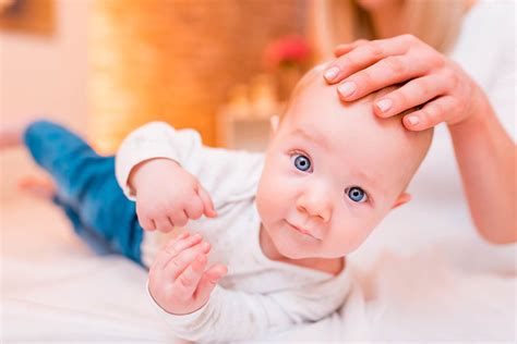 Dojenček z znižanim mišičnim tonusom, ki se opira na roke.