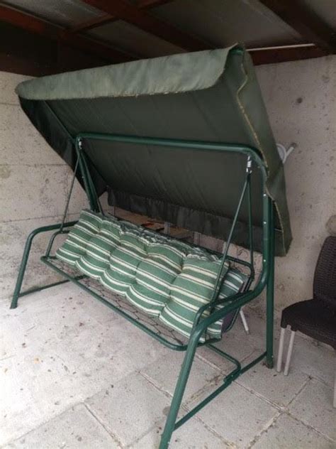 Diagram s poudarki ključnih značilnosti kovinske vrtne gugalnice