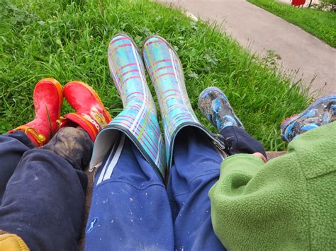 Ilustracija Pujse Pepe, ki skače po blatnih lužah