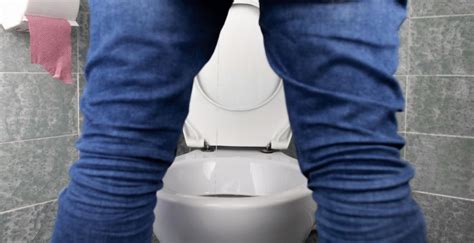 Ilustracija ženske, ki obiskuje stranišče pogosto