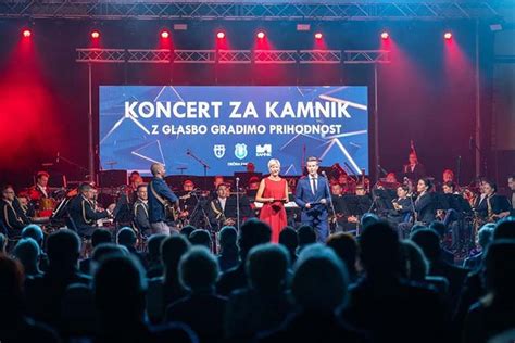 Glasbenik na odru festivala z občinstvom