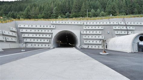 Simbolični prikaz potovanja skozi tunel