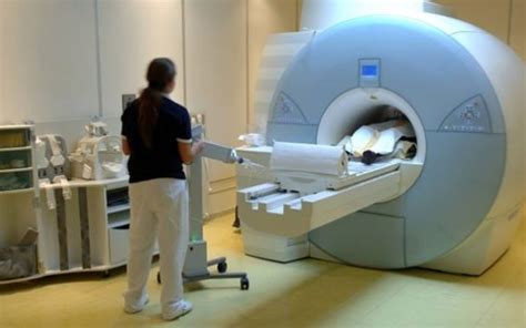 Ženska, ki se pripravlja na magnetno resonanco