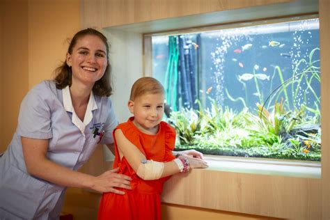 Ilustracija medicinske sestre, ki obiskuje družino z dojenčkom na domu