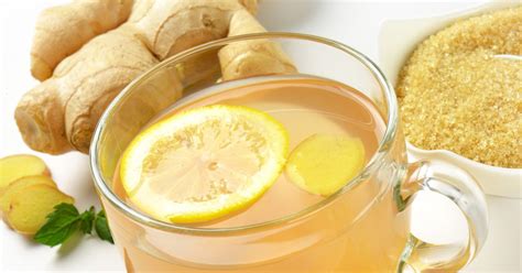 skleda z ingverjevim čajem in svežim ingverjem