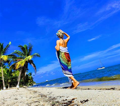 Ilustracija para, ki se drži za roke med sprehodom po naravi