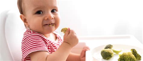 Dojenček, ki uživa goste hrane