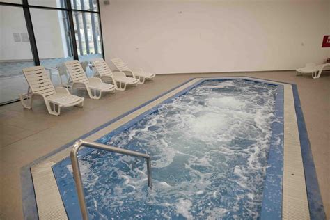 Notranjost otroške telovadnice z trampolini in tobogani