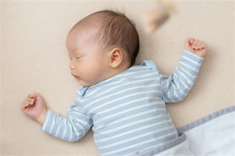 mama boža dojenčka v postelji