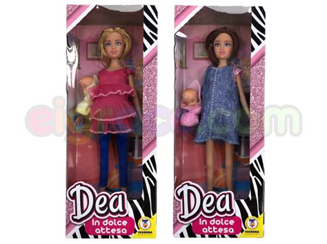 Nosečnica čisti stanovanje z otroško igračo