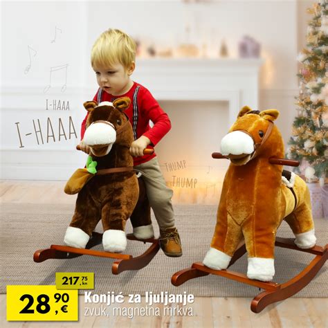 Otrok se igra z lesenim gugalnim konjičkom