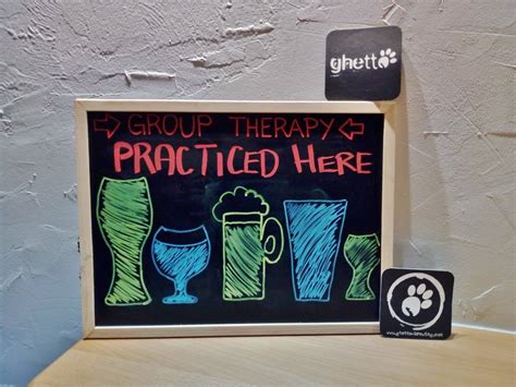 Psihologinja izvaja skupinsko terapijo v zapori