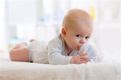 Novorojenček pije iz stekleničke