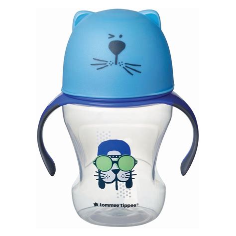 Starš, ki drži lonček in pomaga dojenčku piti