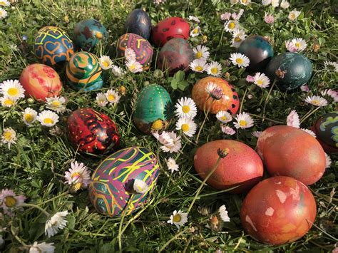 Otroci barvajo velikonočna jajca