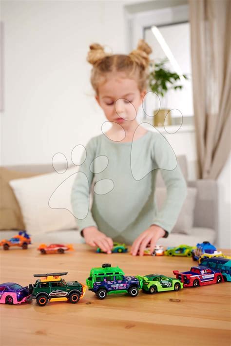 Otroka se igrata z avtomobilčki