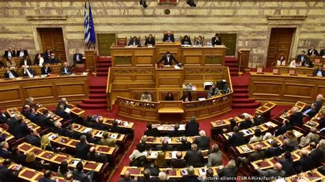 Grški parlament in demonstracije